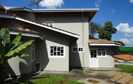 Entrada de serviço e fundos da casa