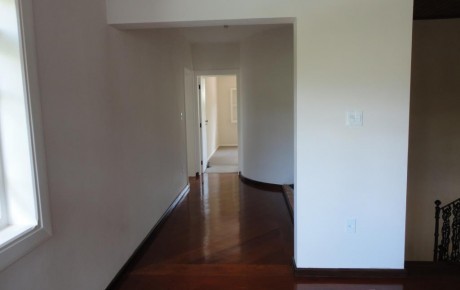 Hall superior, roupeiro, 1 suíte ampla e 2 suítes americanas