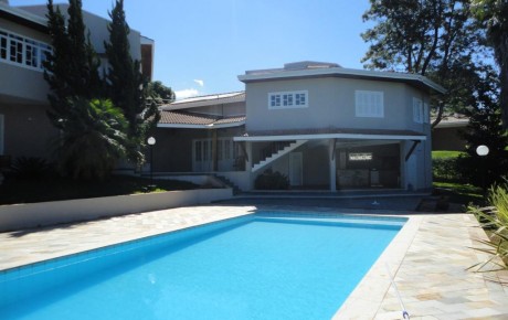 Piscina, churrasqueira, dormitórios externos, academia/salão de festas