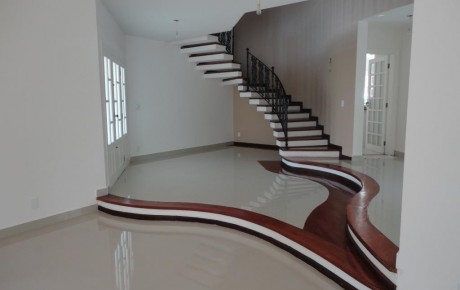 Hall de entrada e porta com ligação para a cozinha ao fundo