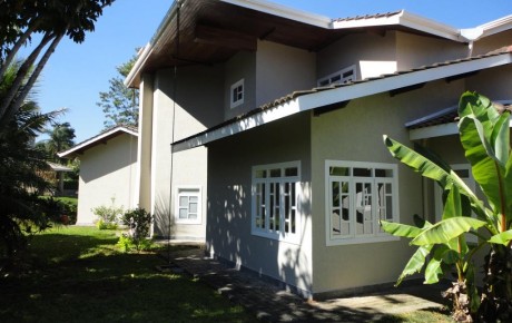 Fundos da casa e pomar à esquerda