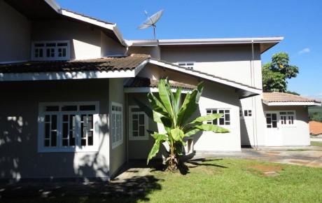 Entrada de serviço e fundos da casa