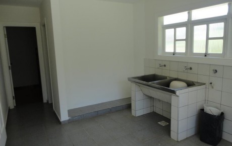 Lavanderia, dormitório e banheiro de serviço
