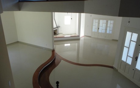 Hall de entrada, sala de jantar, sala de estar, lareira