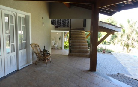 Ligação entre dormitórios externos, academia/salão de festas e sala de estar