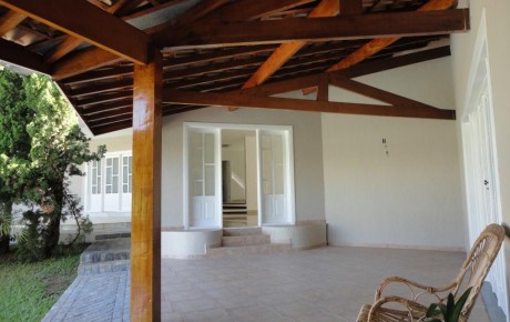 Ligação entre dormitórios externos, academia/salão de festas e sala de estar