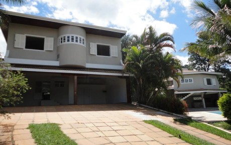 Garagens, churrasqueira ao fundo