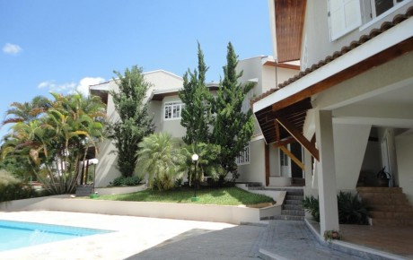 Churrasqueira à direita, entrada principal e garagens